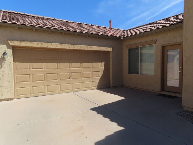 Foto del edificio - Gated Community At University & Sossamon