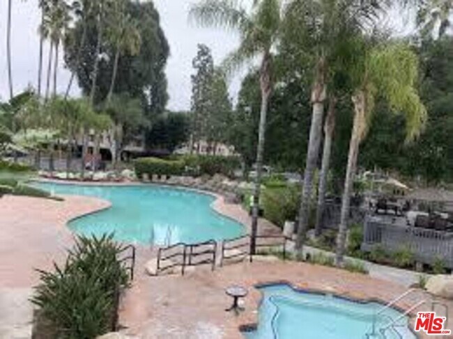 Foto del edificio - 21400 Burbank Blvd