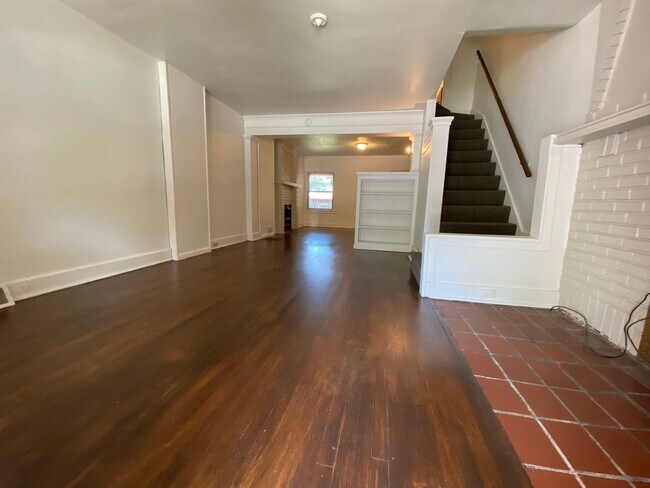 Foto del edificio - Pet Friendly 3 Bedroom Townhouse in Squirrel Hill! Covered Front Porch + Backyard! Call Today!