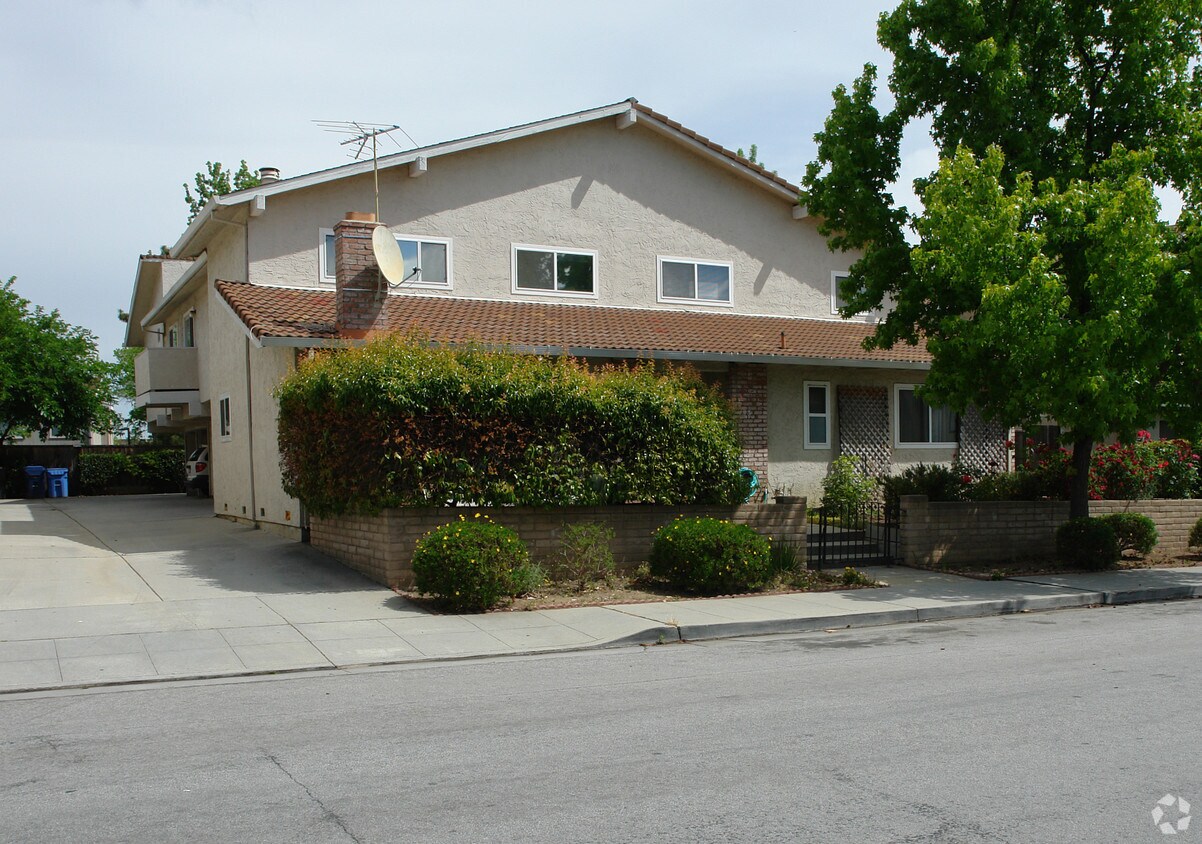 Primary Photo - 493 La Conner Dr