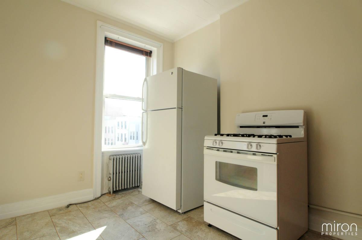 Building Photo - 138 Meserole Ave