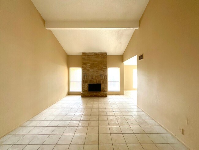 Foto del edificio - **APPLICATION RECEIVED** Available Now! 3 Bedroom / 2 Bath Home Near Randolph AFB!