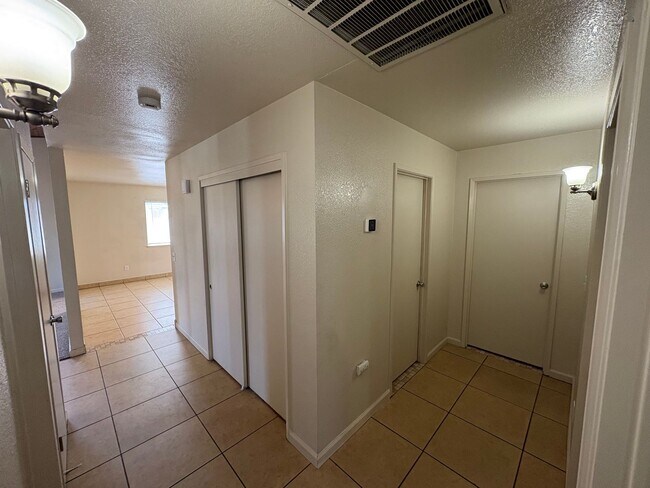 Foto del edificio - Cozy Home On Spacious Lot In Tulare Available Now!