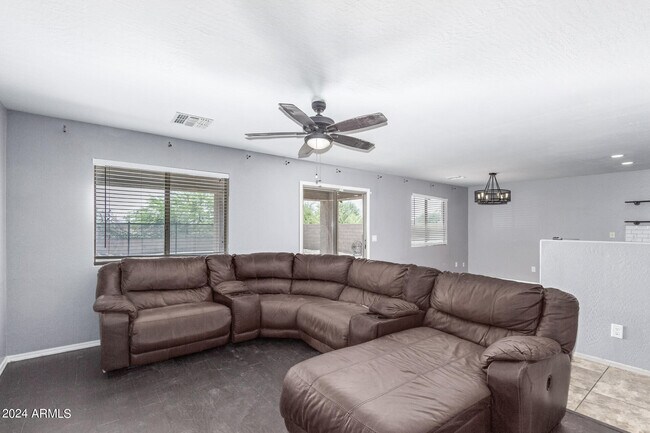 Building Photo - 2117 W Wilson Ave