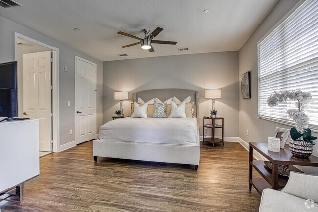 Broadmoor - Large master bedroom with walk-in closet - Greens Edge