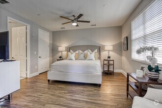 Broadmoor - Large master bedroom with walk-in closet - Greens Edge