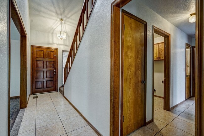 Building Photo - 4 Bed 2 Bath in Moore School District