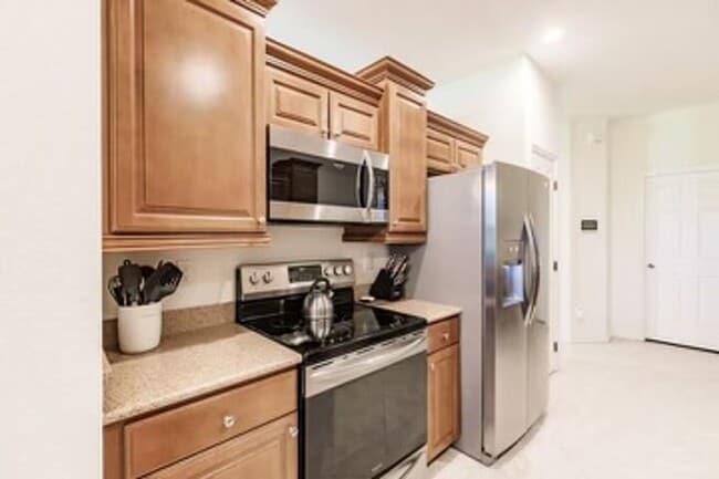 Building Photo - ANNUAL RENTAL - 3 + DEN / 2.5 BATH TOWNHOU...