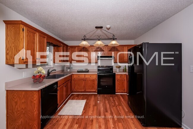 Foto del edificio - 2195 Creekview Ln