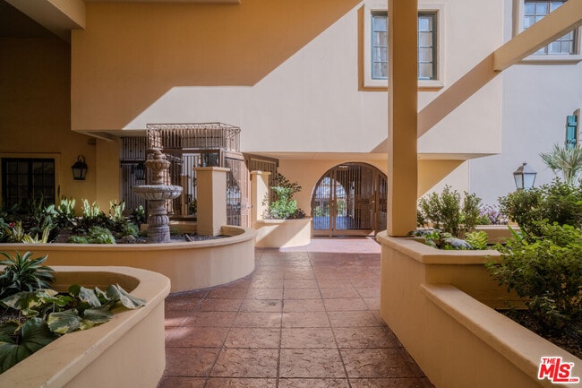 Foto del edificio - 851 N San Vicente Blvd