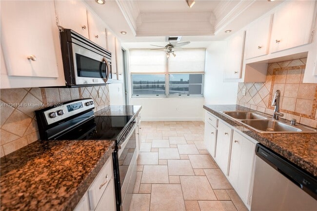 Building Photo - 18011 Biscayne Blvd
