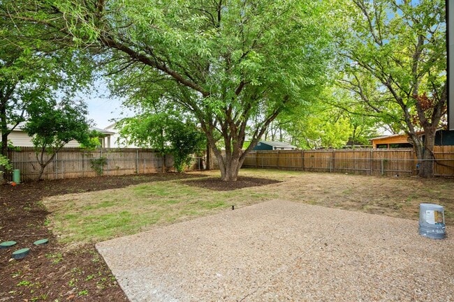 Building Photo - 7520 Uray Dr