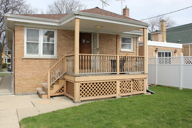 Building Photo - 7615 W Devon Ave