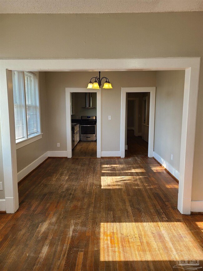 Foto del edificio - 112 W La Rua St