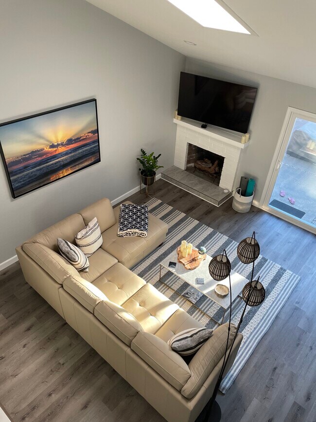 Sala de estar desde el segundo piso - 385 Sunrise Cir