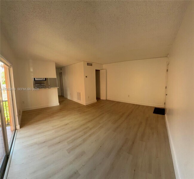Foto del edificio - 7155 Miami Lakes Dr