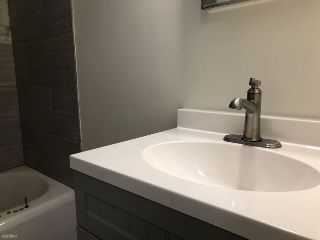 Building Photo - 1 br, 1 bath Triplex - 518 W Hoover Ave 51...