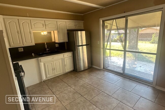 Foto del edificio - 10913 N McKinley Ave