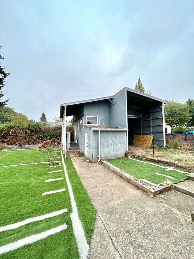 Foto del edificio - Cozy Single family home with two car garage and controlled access gate