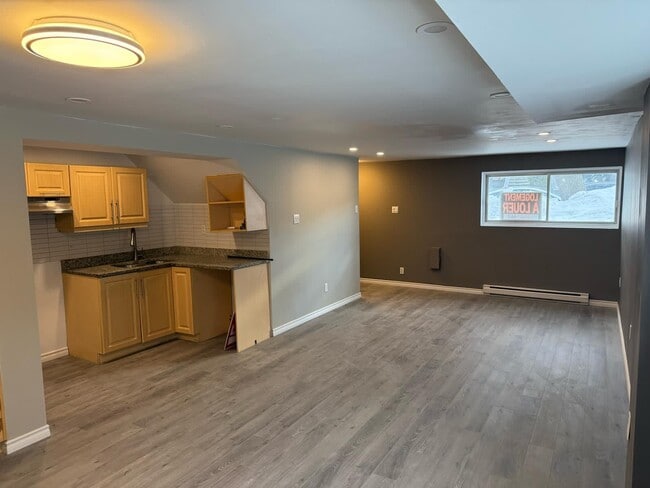 Kitchen - 5755 Av Trinity
