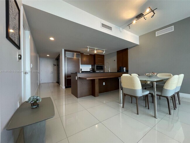 Building Photo - 475 Brickell Ave