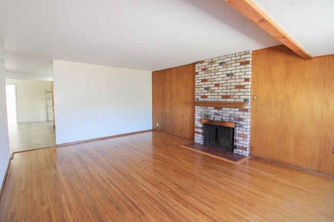 Foto del edificio - 4 Bedroom House with Large Backyard Near Cal Poly