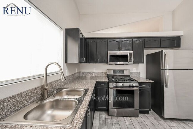 Foto del edificio - AVAILABLE NOW!!