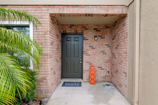 Building Photo - Cozy Move-in ready 2 Bed / 2.5 Bath Townho...