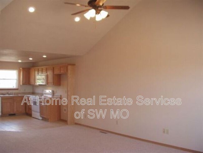 Foto del edificio - 1530 E Kerr St