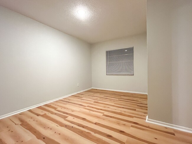 Building Photo - Spacious 4/3 wit Flex Room in Shadowlawn E...