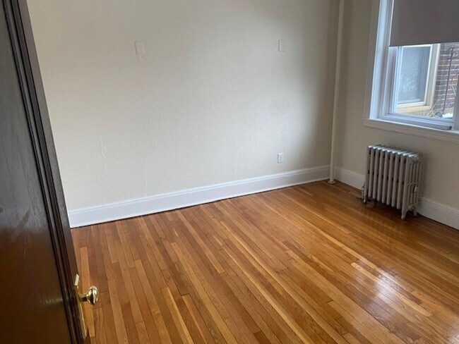 Foto del edificio - NO BROKER FEE! Available SEPT 1st in Allst...