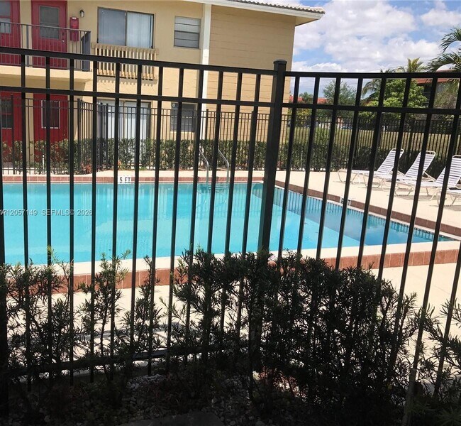Foto del edificio - 2631 Riverside Dr