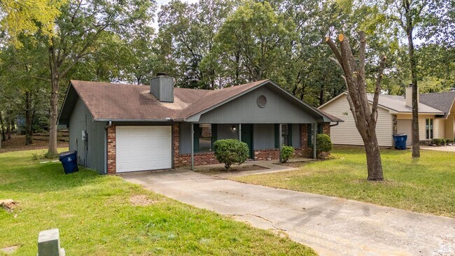Building Photo - Updated House for Rent in Maumelle – Spaci...