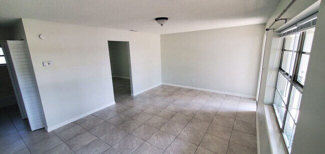 Building Photo - Beautiful newly remodeled 2 Bedroom/ 1 Bathroom home!