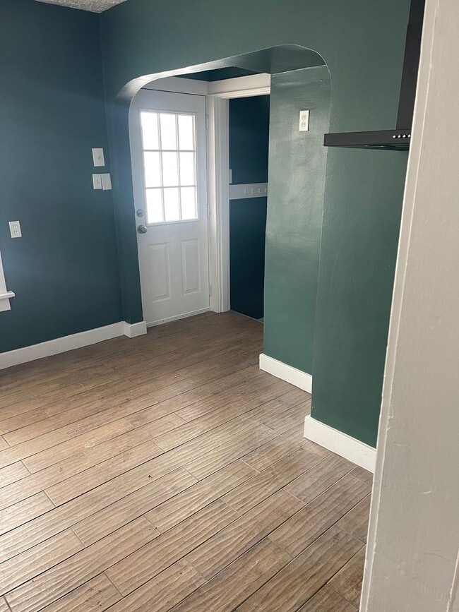 Building Photo - Nice 2 Bedroom Home