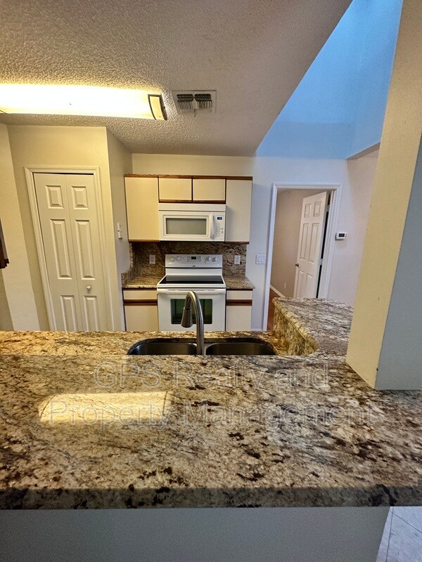 Foto del edificio - 605 Youngstown Pkwy