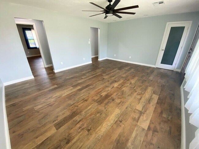 Foto del edificio - Newly Renovated 3-Bed Home in Tranquil Wes...