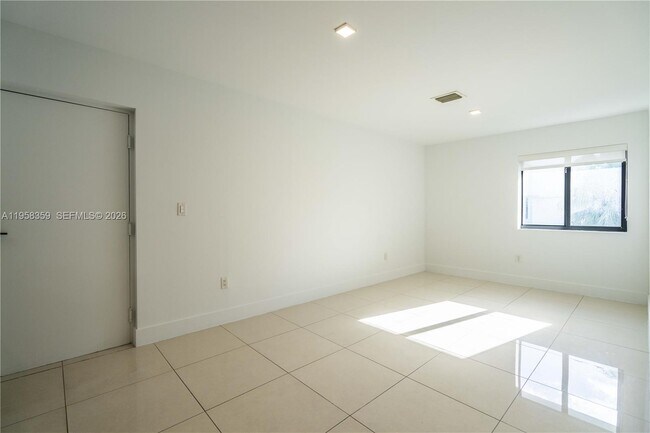 Foto del edificio - 1985 Bay Dr