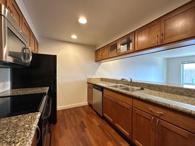 Building Photo - 1 bedroom top floor condo home in Stadium ...