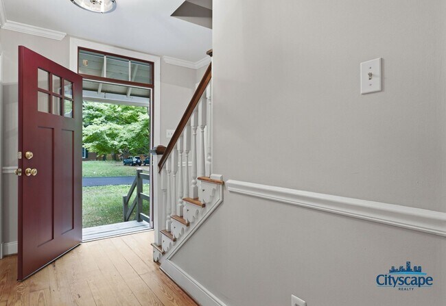 Foto del edificio - Charming Farmhouse-style Home Adjacent to Huguenot Park!