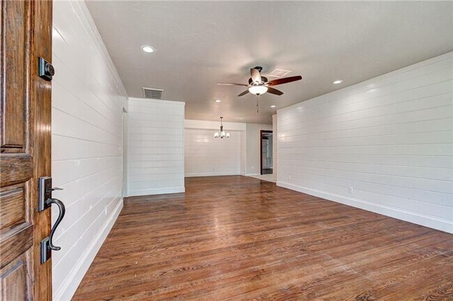 Building Photo - Amazing Gorgeous Home In The Village!!!