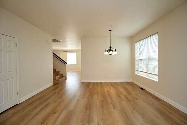 Building Photo - Custom-Built 5 Bedroom/3 Bath Home In A Great Sunnyside Neighborhood