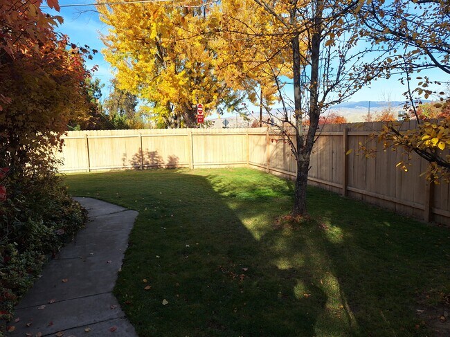 Foto del edificio - 2437 N Curtis Rd