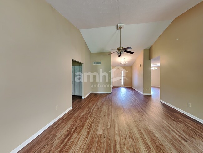 Foto del edificio - 545 Foxglove Ct