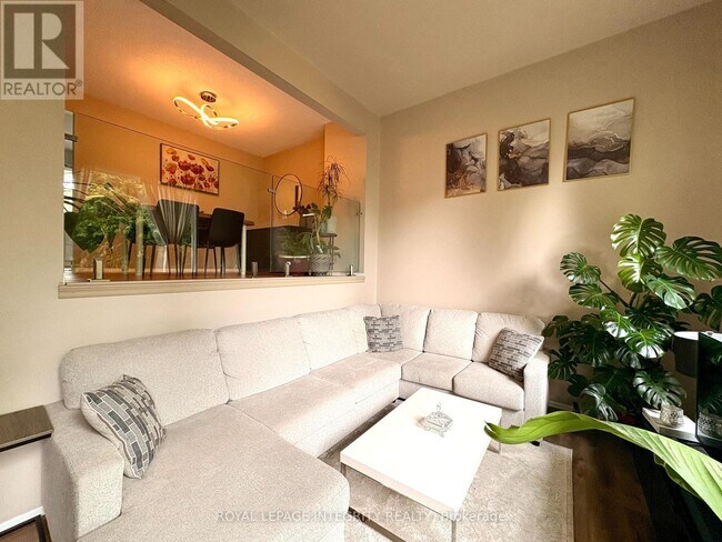 Building Photo - 2415-2415 Southvale Crescent