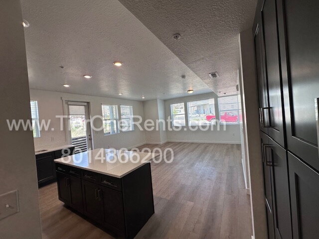 Building Photo - Move-in special: $500 off First months rent