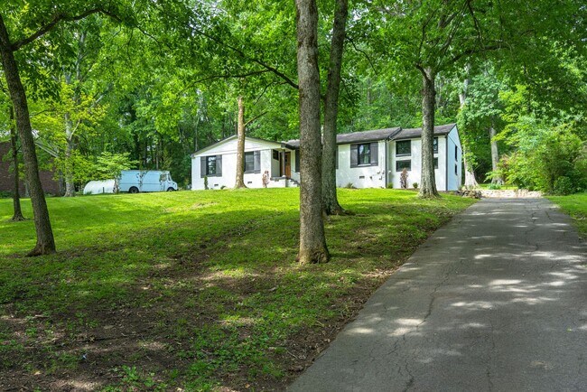 Building Photo - Amazing 3BE/2BA home in the West Meade & H...