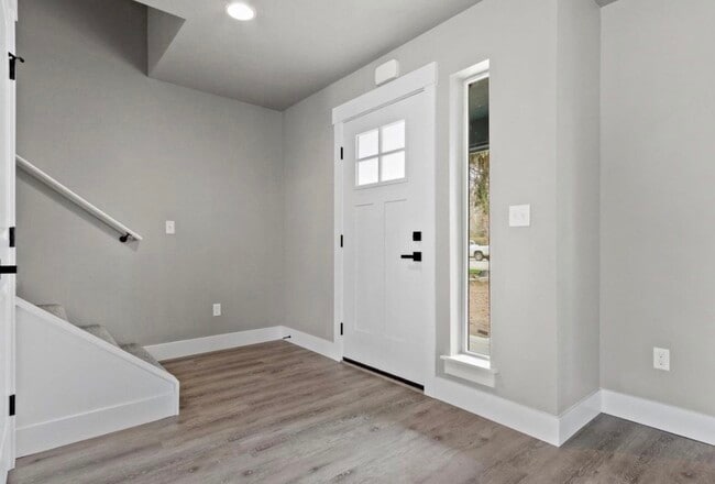 Building Photo - 465 S 3rd E St