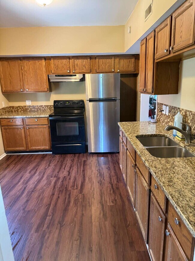 Building Photo - Charming 2 Bedroom 1 Bathroom with small b...