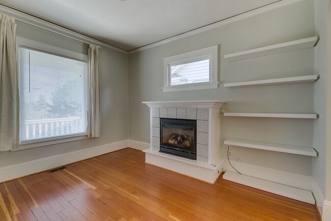 Building Photo - 3Bd/1.75Ba Seattle House